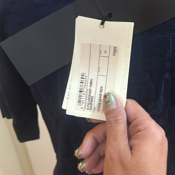 8️⃣0️⃣0️⃣ Brand new authentic Fendi t-shirt❤️SOLD ❤️ - Picture 6 of 8